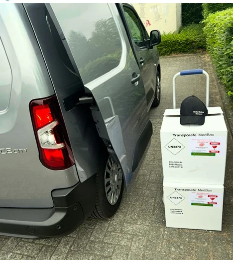 Véhicule et colis préparés pour une collecte de transport médical
